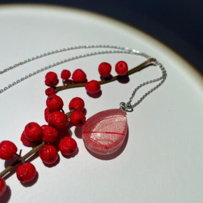 Frunza pictata in cabochon de sticla
