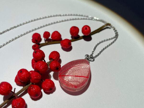 Frunza pictata in cabochon de sticla