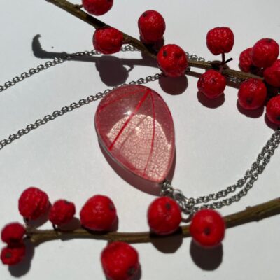 Frunza pictata in cabochon de sticla