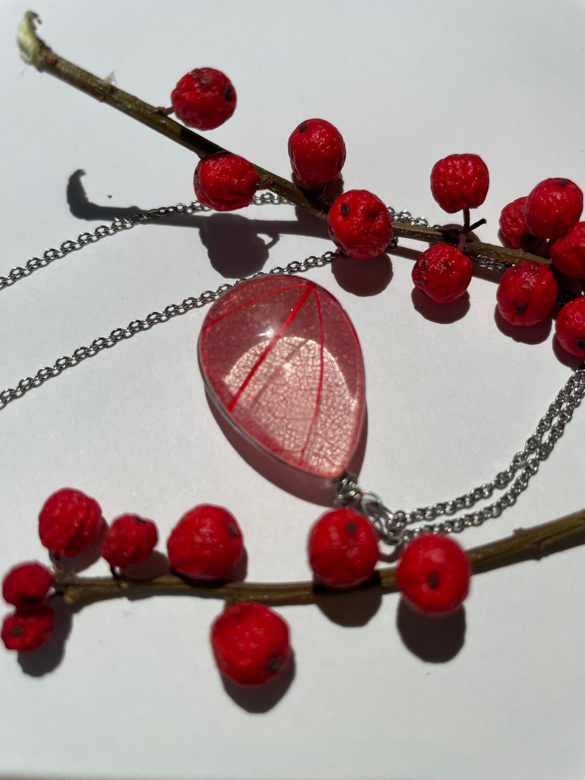 Frunza pictata in cabochon de sticla